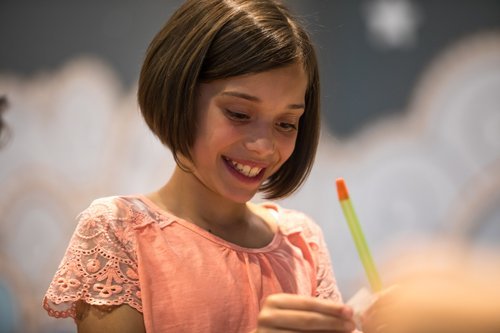 Jeune fille tenant un crayon - Cosmodome